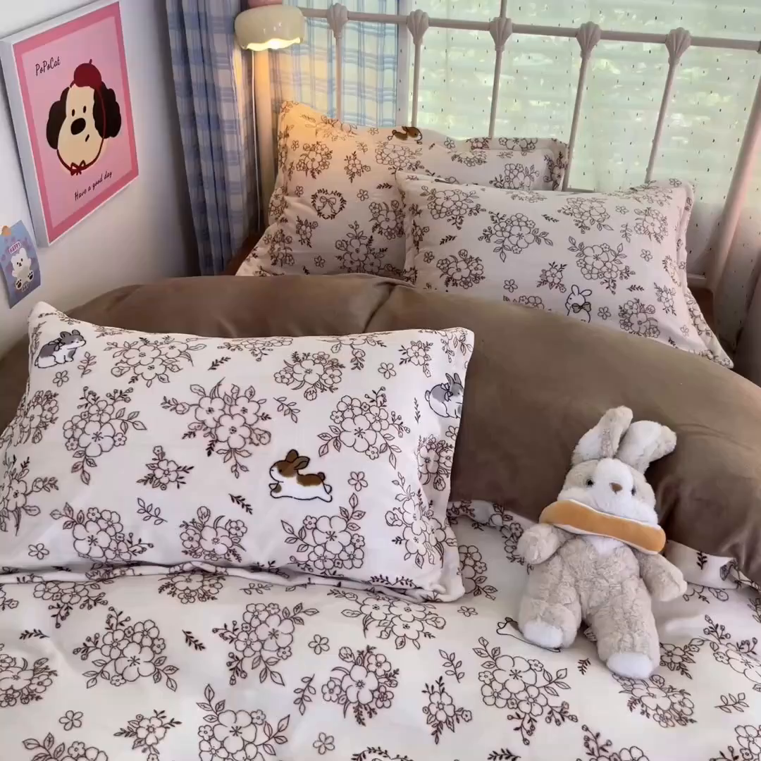 91家纺网 家纺一手货源 找家纺 川悦生活 2025新款加厚牛奶绒印花四件套 茶甜花兔