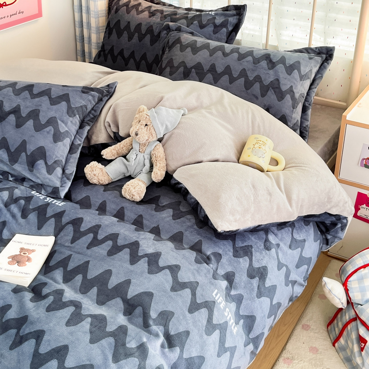 91家纺网 家纺一手货源 找家纺 川悦生活 2025新款加厚牛奶绒印花四件套 简一轻蓝