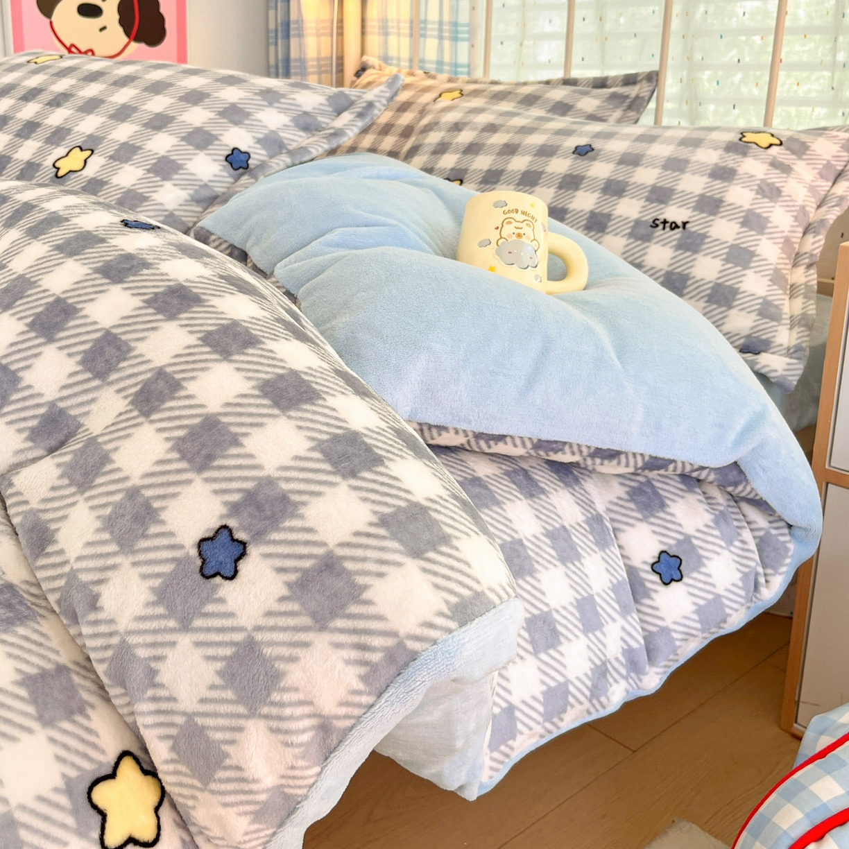 91家纺网 家纺一手货源 找家纺 川悦生活 2025新款加厚牛奶绒印花四件套 简空星号