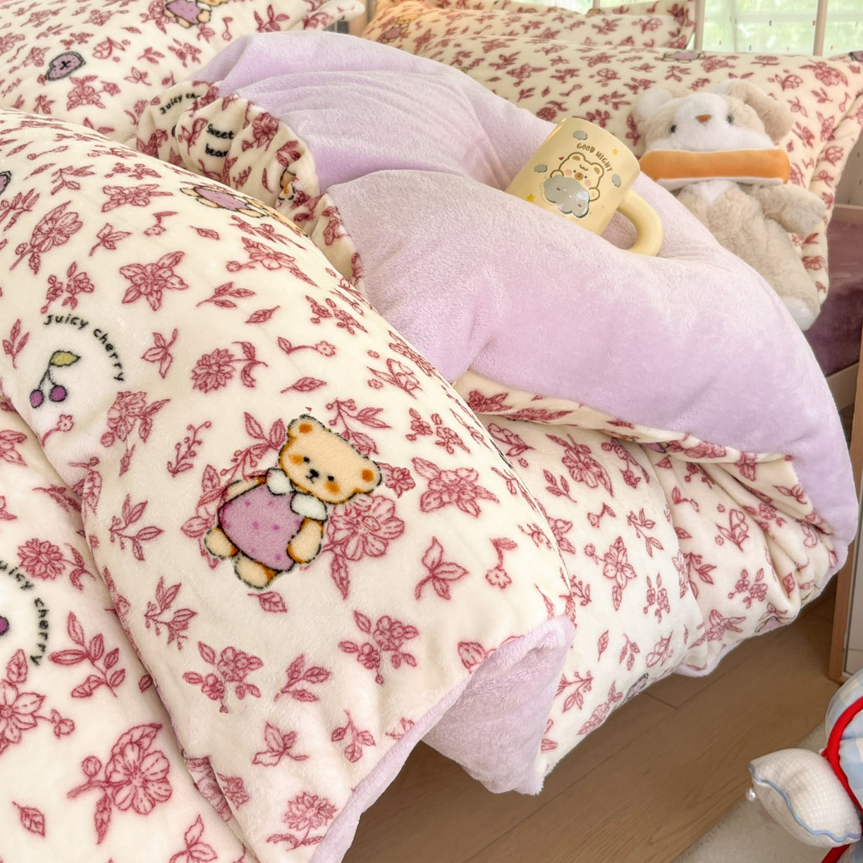 91家纺网 家纺一手货源 找家纺 川悦生活 2025新款加厚牛奶绒印花四件套 花田小熊