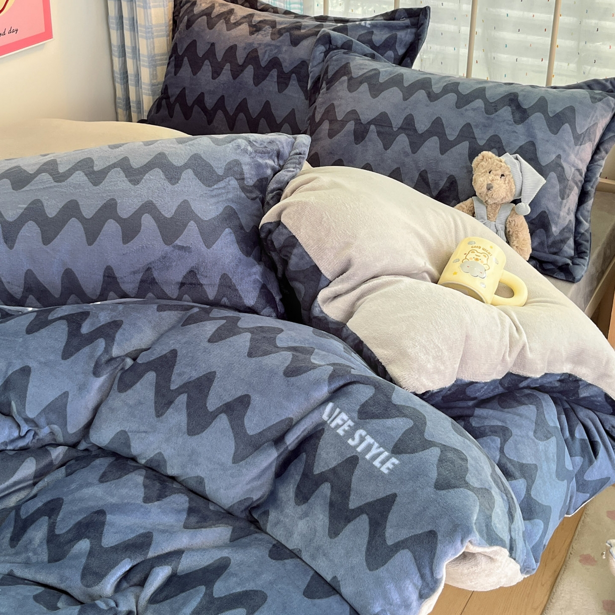 91家纺网 家纺一手货源 找家纺 川悦生活 2025新款加厚牛奶绒印花四件套 简一轻蓝