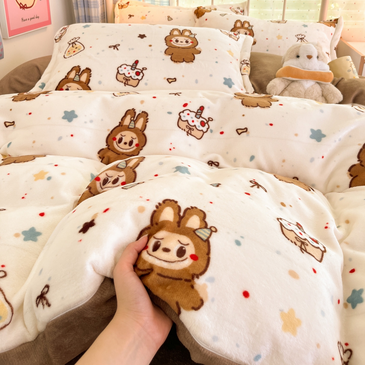 91家纺网 家纺一手货源 找家纺 川悦生活 2025新款加厚牛奶绒印花四件套 奶萨小熊