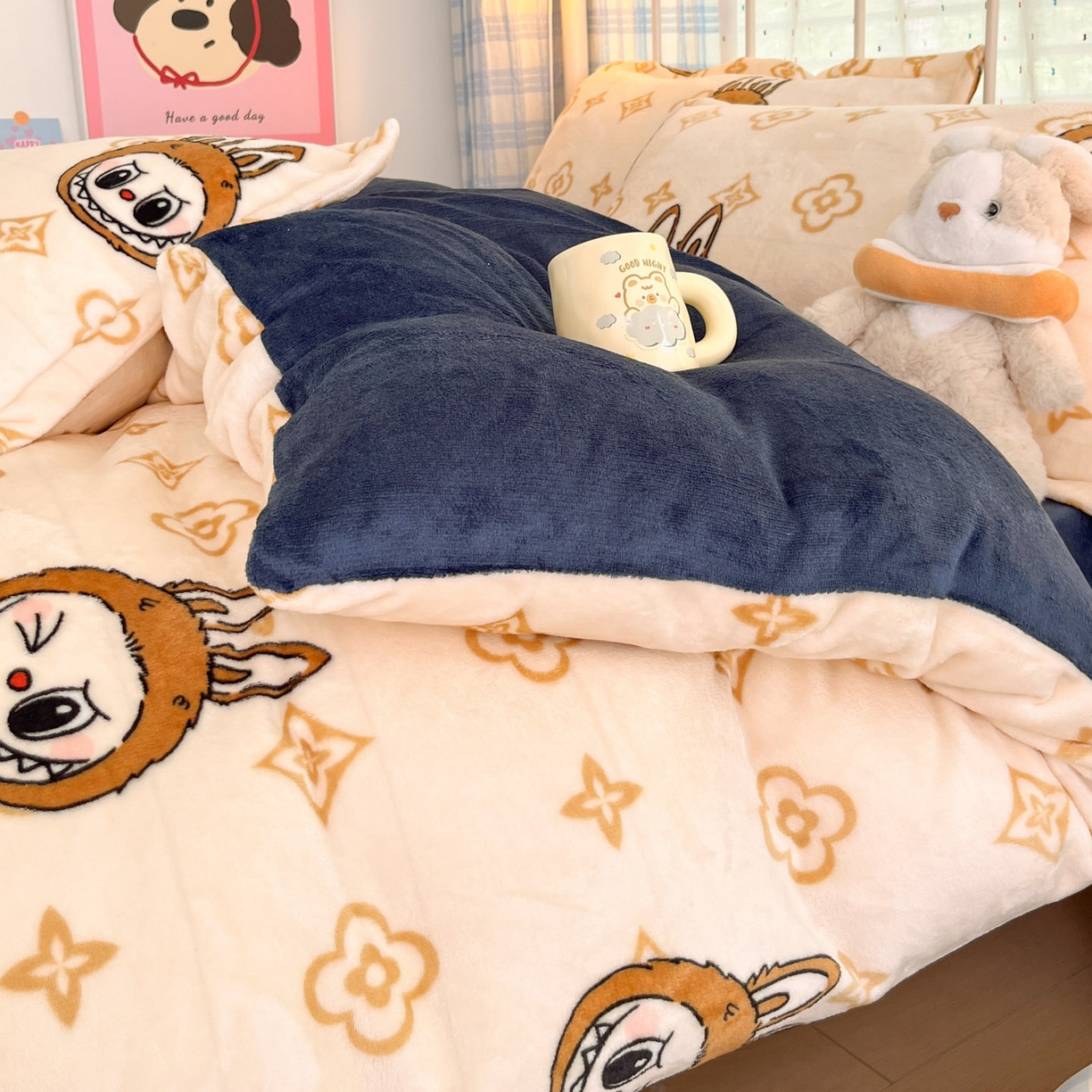 91家纺网 家纺一手货源 找家纺 川悦生活 2025新款加厚牛奶绒印花四件套 怪兽小礼物蓝