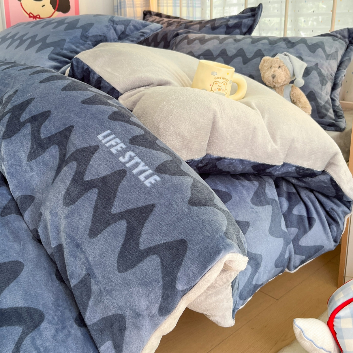 91家纺网 家纺一手货源 找家纺 川悦生活 2025新款加厚牛奶绒印花四件套 简一轻蓝