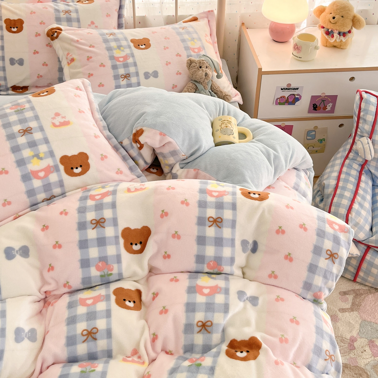 91家纺网 家纺一手货源 找家纺 川悦生活 2025新款加厚牛奶绒印花四件套 奶朵布丁熊