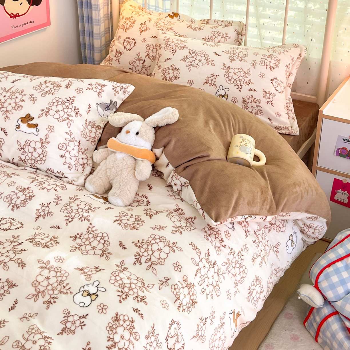 91家纺网 家纺一手货源 找家纺 川悦生活 2025新款加厚牛奶绒印花四件套 茶甜花兔
