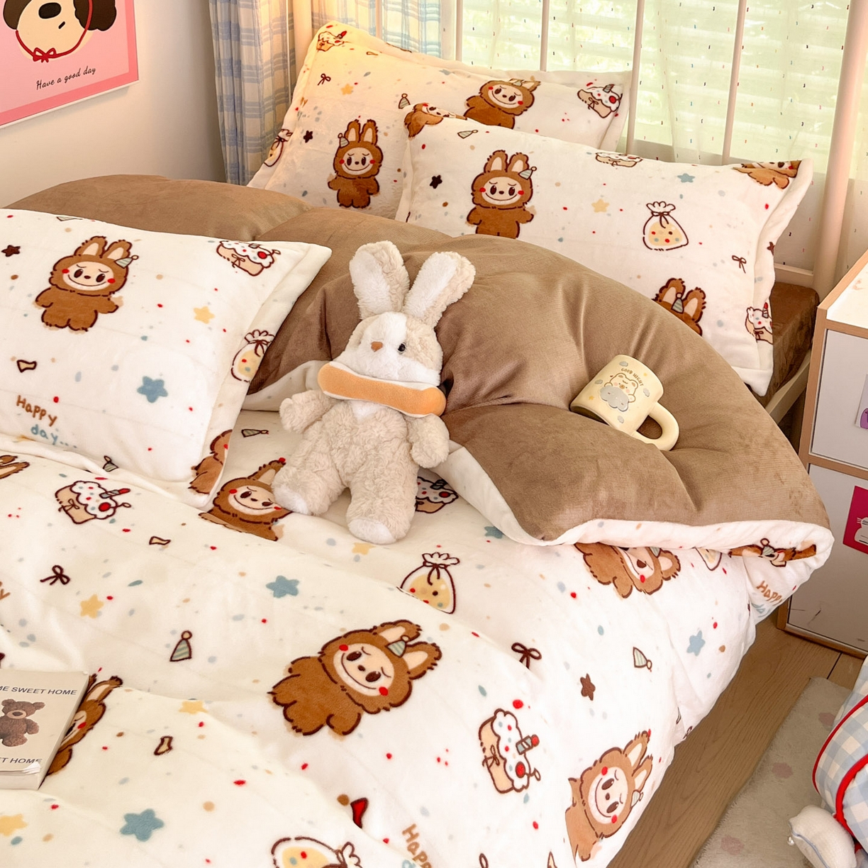 91家纺网 家纺一手货源 找家纺 川悦生活 2025新款加厚牛奶绒印花四件套 奶萨小熊