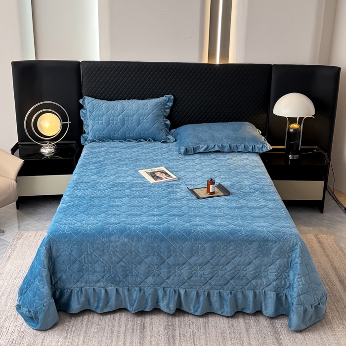 91家纺网 家纺一手货源 找家纺 （总）鑫利来家纺 2025新款高克重水晶绒夹棉床盖三件套-四叶草系列