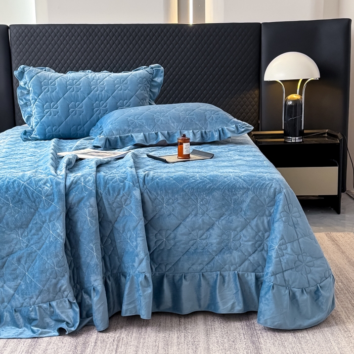 91家纺网 家纺一手货源 找家纺 （总）鑫利来家纺 2025新款高克重水晶绒夹棉床盖三件套-四叶草系列