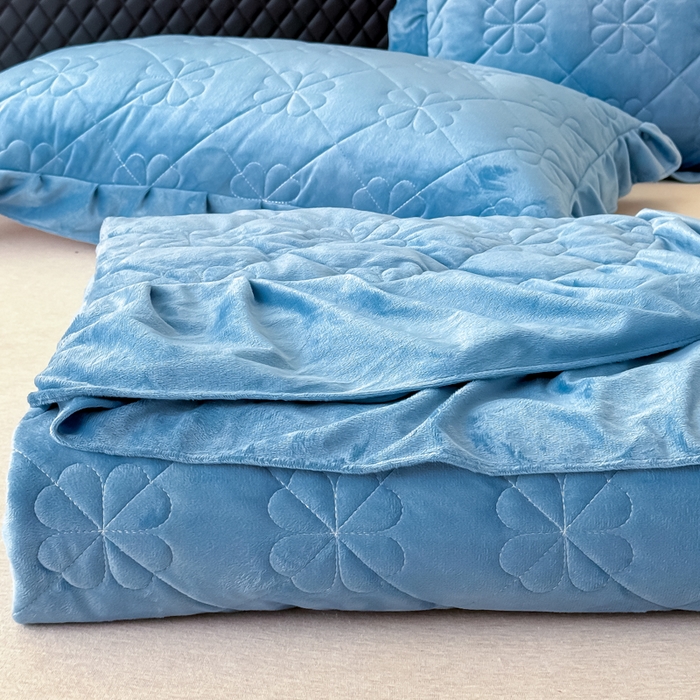 91家纺网 家纺一手货源 找家纺 （总）鑫利来家纺 2025新款高克重水晶绒夹棉床盖三件套-四叶草系列