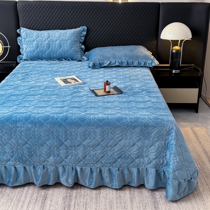 91家纺网 家纺一手货源 找家纺 鑫利来家纺 2025新款高克重水晶绒夹棉床盖三件套-四叶草系列 四叶草-宾利兰