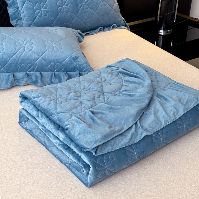 91家纺网 家纺一手货源 找家纺 鑫利来家纺 2025新款高克重水晶绒夹棉床盖三件套-四叶草系列 四叶草-宾利兰