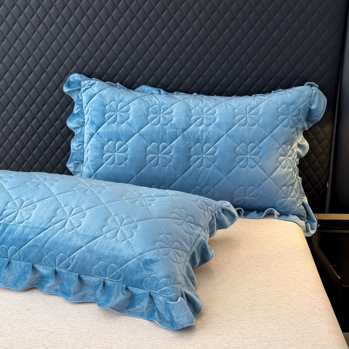 91家纺网 家纺一手货源 找家纺 鑫利来家纺 2025新款高克重水晶绒夹棉床盖三件套-四叶草系列 四叶草-宾利兰