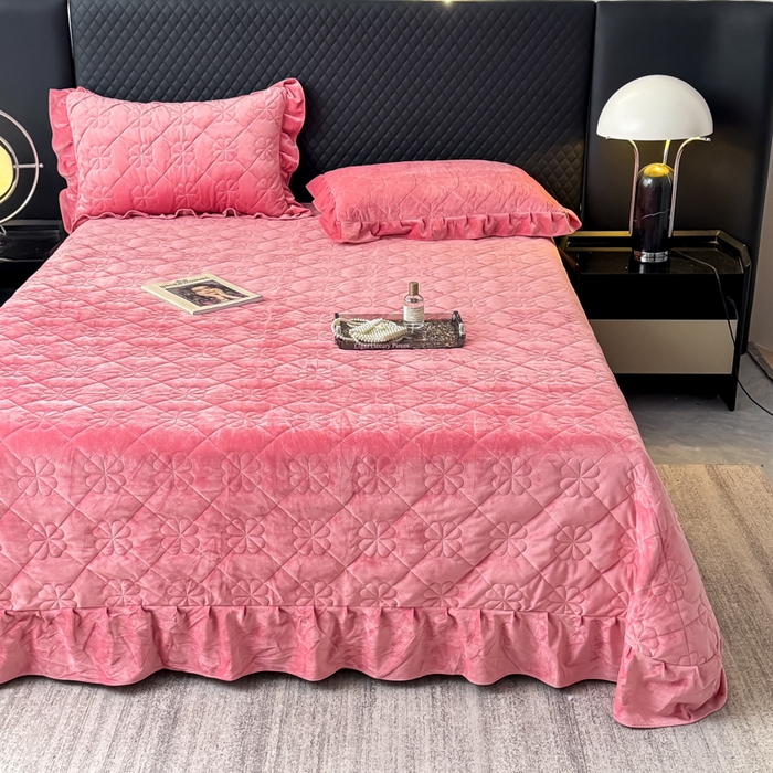 91家纺网 家纺一手货源 找家纺 鑫利来家纺 2025新款高克重水晶绒夹棉床盖三件套-四叶草系列 四叶草-豆沙