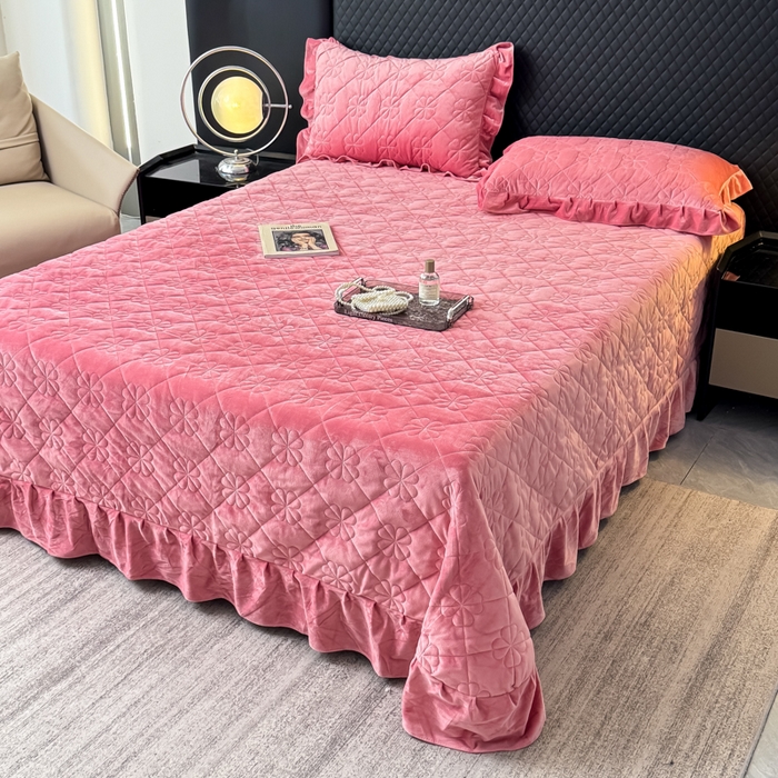 91家纺网 家纺一手货源 找家纺 鑫利来家纺 2025新款高克重水晶绒夹棉床盖三件套-四叶草系列 四叶草-豆沙