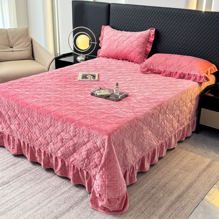 91家纺网 家纺一手货源 找家纺 鑫利来家纺 2025新款高克重水晶绒夹棉床盖三件套-四叶草系列 四叶草-豆沙