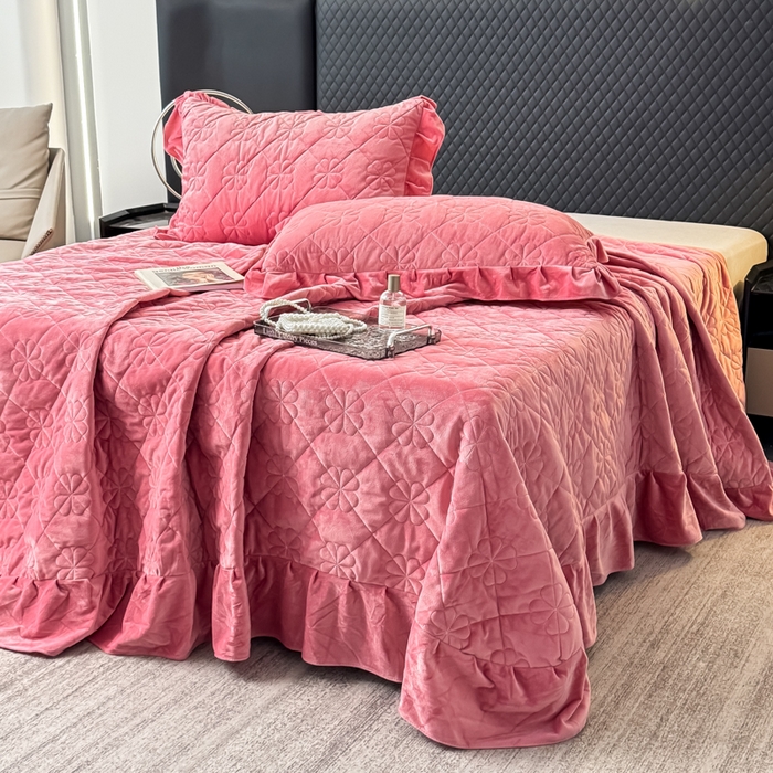 91家纺网 家纺一手货源 找家纺 鑫利来家纺 2025新款高克重水晶绒夹棉床盖三件套-四叶草系列 四叶草-豆沙