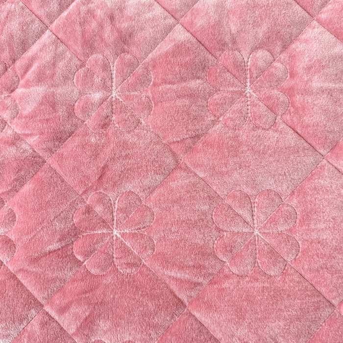 91家纺网 家纺一手货源 找家纺 鑫利来家纺 2025新款高克重水晶绒夹棉床盖三件套-四叶草系列 四叶草-豆沙