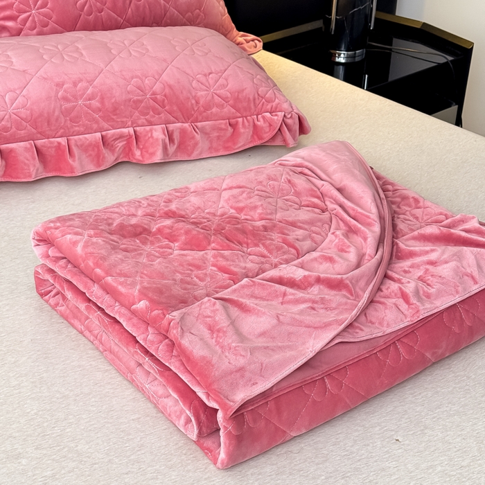 91家纺网 家纺一手货源 找家纺 鑫利来家纺 2025新款高克重水晶绒夹棉床盖三件套-四叶草系列 四叶草-豆沙