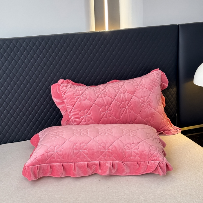 91家纺网 家纺一手货源 找家纺 鑫利来家纺 2025新款高克重水晶绒夹棉床盖三件套-四叶草系列 四叶草-豆沙