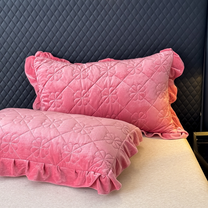 91家纺网 家纺一手货源 找家纺 鑫利来家纺 2025新款高克重水晶绒夹棉床盖三件套-四叶草系列 四叶草-豆沙