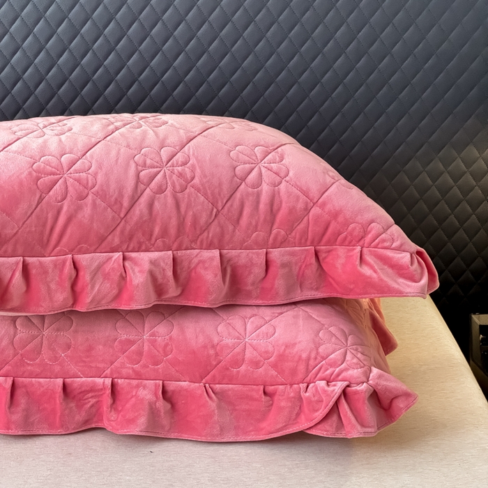 91家纺网 家纺一手货源 找家纺 鑫利来家纺 2025新款高克重水晶绒夹棉床盖三件套-四叶草系列 四叶草-豆沙