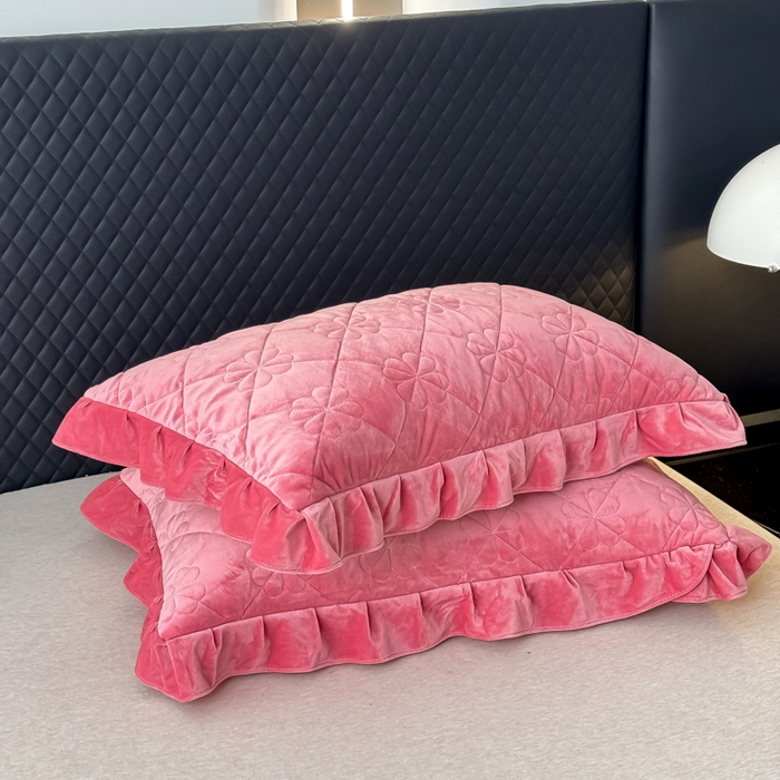 91家纺网 家纺一手货源 找家纺 鑫利来家纺 2025新款高克重水晶绒夹棉床盖三件套-四叶草系列 四叶草-豆沙