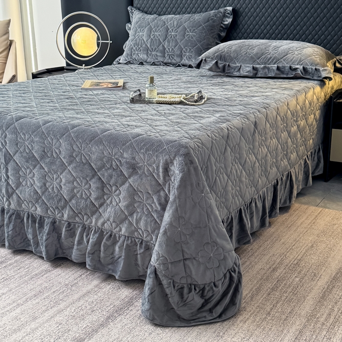 91家纺网 家纺一手货源 找家纺 鑫利来家纺 2025新款高克重水晶绒夹棉床盖三件套-四叶草系列 四叶草-高级灰