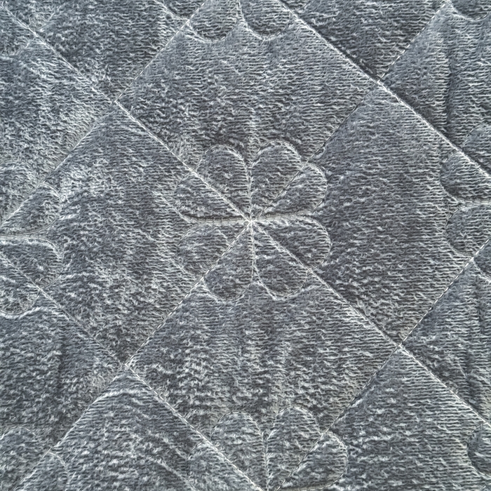 91家纺网 家纺一手货源 找家纺 鑫利来家纺 2025新款高克重水晶绒夹棉床盖三件套-四叶草系列 四叶草-高级灰