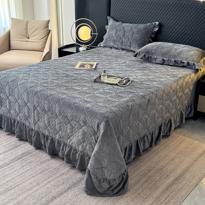 91家纺网 家纺一手货源 找家纺 鑫利来家纺 2025新款高克重水晶绒夹棉床盖三件套-四叶草系列 四叶草-高级灰