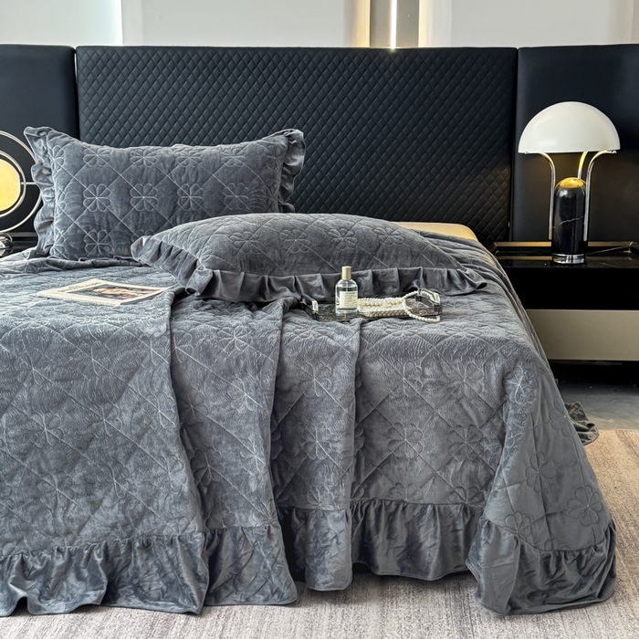 91家纺网 家纺一手货源 找家纺 鑫利来家纺 2025新款高克重水晶绒夹棉床盖三件套-四叶草系列 四叶草-高级灰