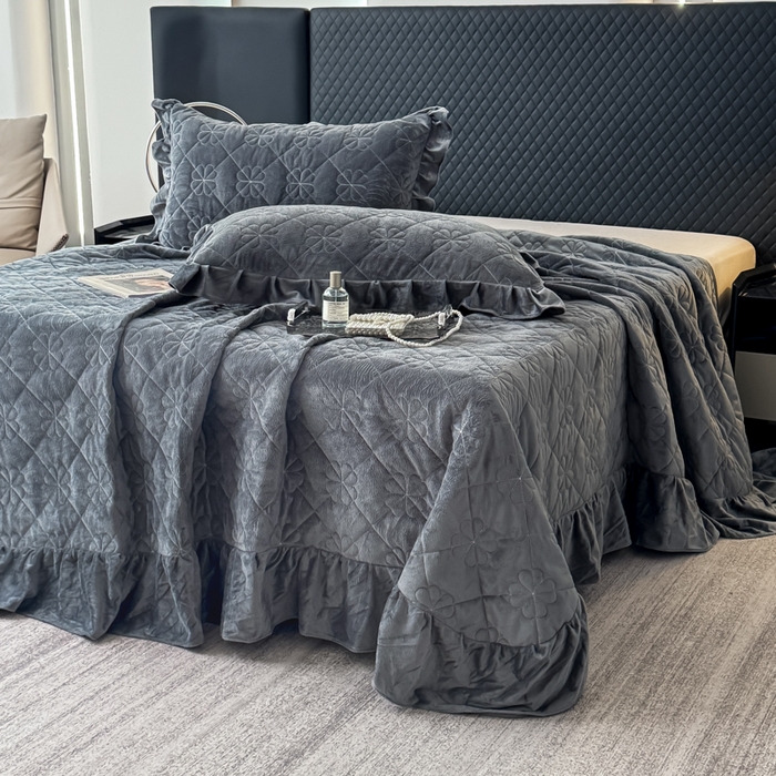 91家纺网 家纺一手货源 找家纺 鑫利来家纺 2025新款高克重水晶绒夹棉床盖三件套-四叶草系列 四叶草-高级灰