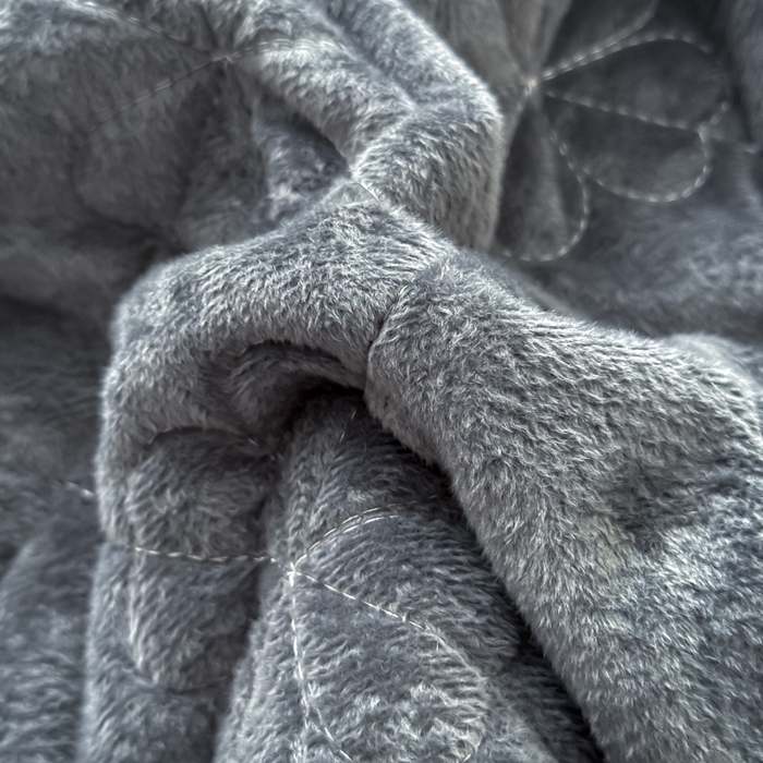 91家纺网 家纺一手货源 找家纺 鑫利来家纺 2025新款高克重水晶绒夹棉床盖三件套-四叶草系列 四叶草-高级灰