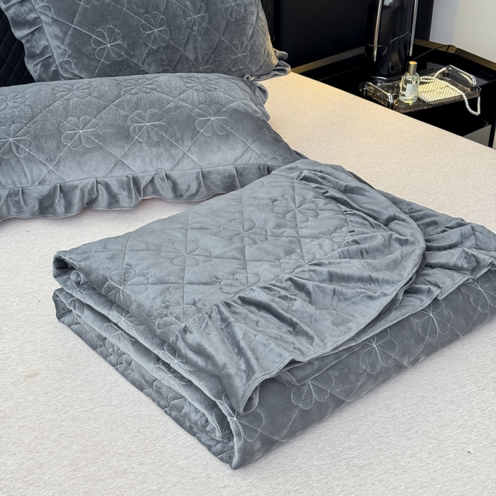 91家纺网 家纺一手货源 找家纺 鑫利来家纺 2025新款高克重水晶绒夹棉床盖三件套-四叶草系列 四叶草-高级灰