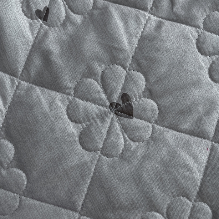 91家纺网 家纺一手货源 找家纺 鑫利来家纺 2025新款高克重水晶绒夹棉床盖三件套-四叶草系列 四叶草-高级灰