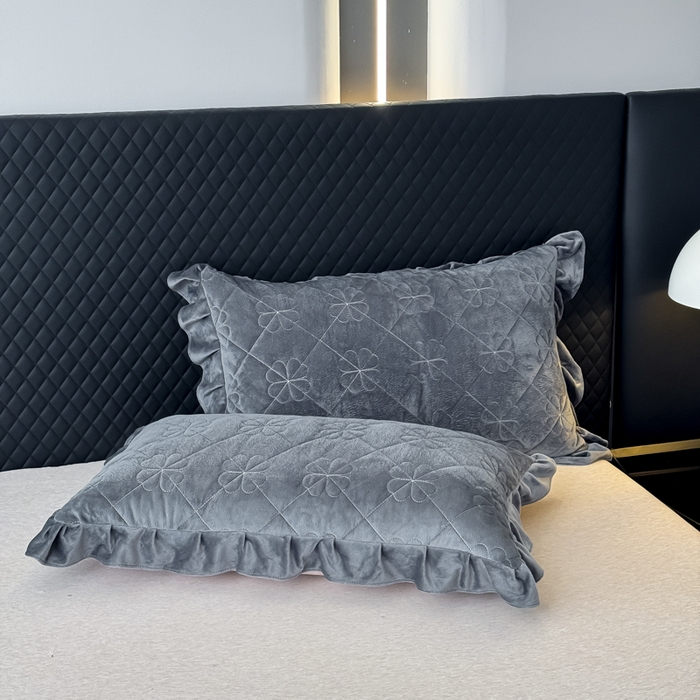 91家纺网 家纺一手货源 找家纺 鑫利来家纺 2025新款高克重水晶绒夹棉床盖三件套-四叶草系列 四叶草-高级灰