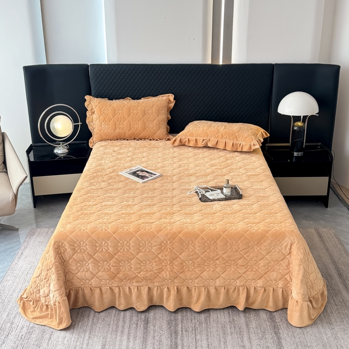 91家纺网 家纺一手货源 找家纺 鑫利来家纺 2025新款高克重水晶绒夹棉床盖三件套-四叶草系列 四叶草-卡其