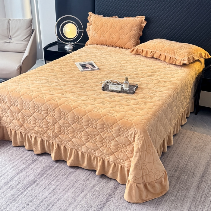 91家纺网 家纺一手货源 找家纺 鑫利来家纺 2025新款高克重水晶绒夹棉床盖三件套-四叶草系列 四叶草-卡其