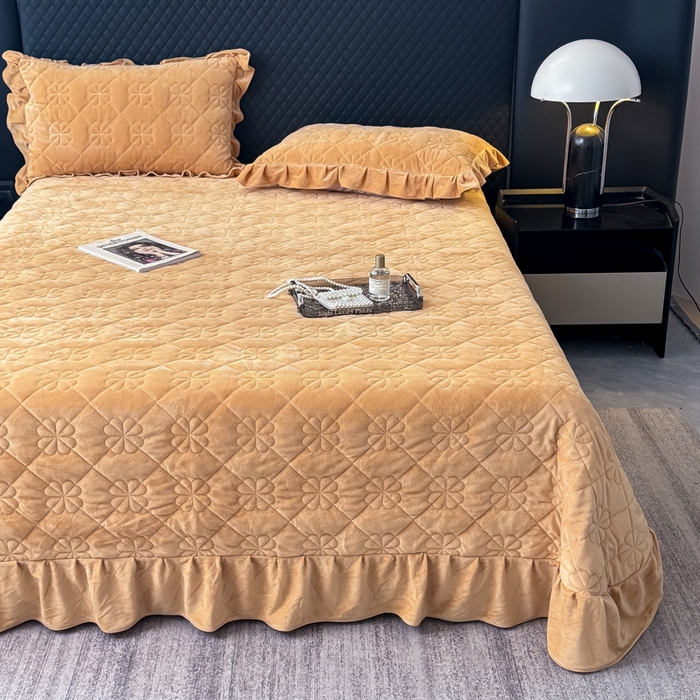 91家纺网 家纺一手货源 找家纺 鑫利来家纺 2025新款高克重水晶绒夹棉床盖三件套-四叶草系列 四叶草-卡其