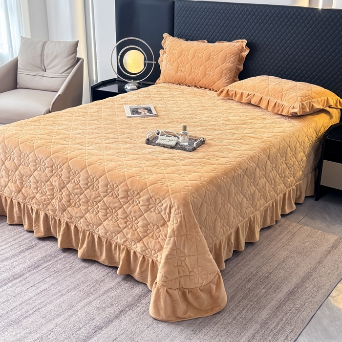 91家纺网 家纺一手货源 找家纺 鑫利来家纺 2025新款高克重水晶绒夹棉床盖三件套-四叶草系列 四叶草-卡其