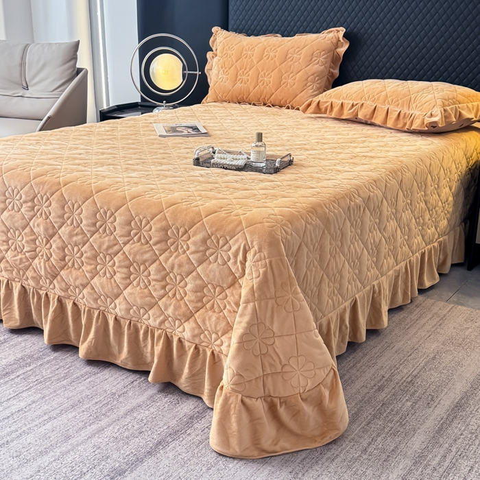 91家纺网 家纺一手货源 找家纺 鑫利来家纺 2025新款高克重水晶绒夹棉床盖三件套-四叶草系列 四叶草-卡其