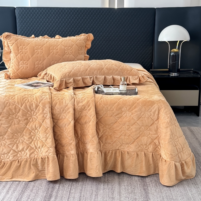 91家纺网 家纺一手货源 找家纺 鑫利来家纺 2025新款高克重水晶绒夹棉床盖三件套-四叶草系列 四叶草-卡其