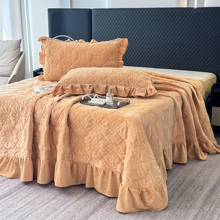 91家纺网 家纺一手货源 找家纺 鑫利来家纺 2025新款高克重水晶绒夹棉床盖三件套-四叶草系列 四叶草-卡其