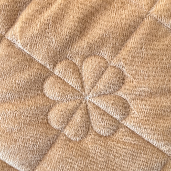 91家纺网 家纺一手货源 找家纺 鑫利来家纺 2025新款高克重水晶绒夹棉床盖三件套-四叶草系列 四叶草-卡其