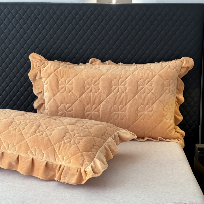 91家纺网 家纺一手货源 找家纺 鑫利来家纺 2025新款高克重水晶绒夹棉床盖三件套-四叶草系列 四叶草-卡其