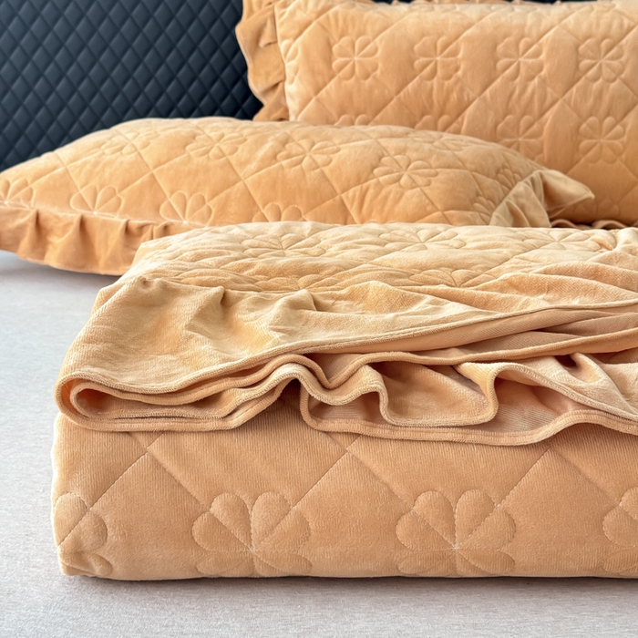 91家纺网 家纺一手货源 找家纺 鑫利来家纺 2025新款高克重水晶绒夹棉床盖三件套-四叶草系列 四叶草-卡其