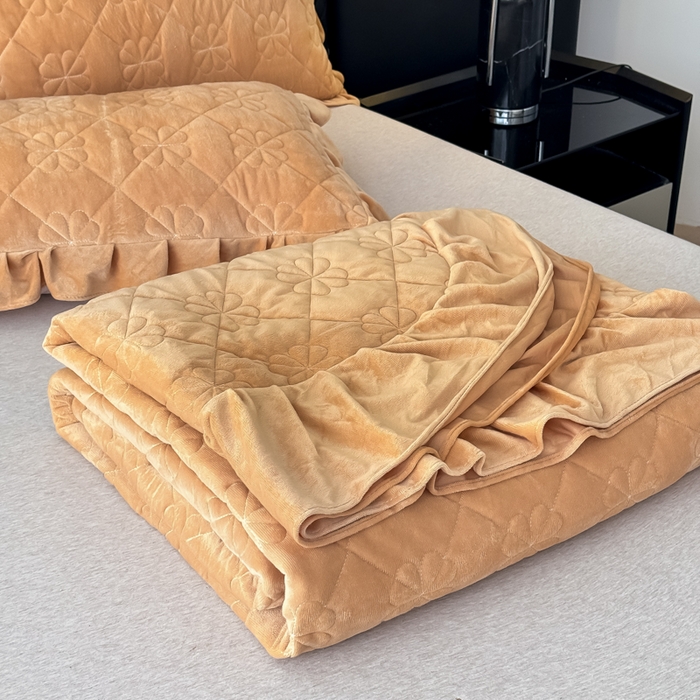 91家纺网 家纺一手货源 找家纺 鑫利来家纺 2025新款高克重水晶绒夹棉床盖三件套-四叶草系列 四叶草-卡其