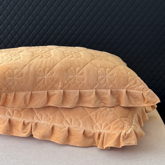 91家纺网 家纺一手货源 找家纺 鑫利来家纺 2025新款高克重水晶绒夹棉床盖三件套-四叶草系列 四叶草-卡其