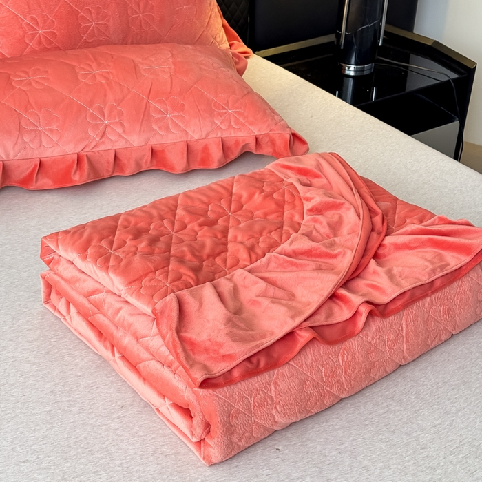 91家纺网 家纺一手货源 找家纺 鑫利来家纺 2025新款高克重水晶绒夹棉床盖三件套-四叶草系列 四叶草-暖桔