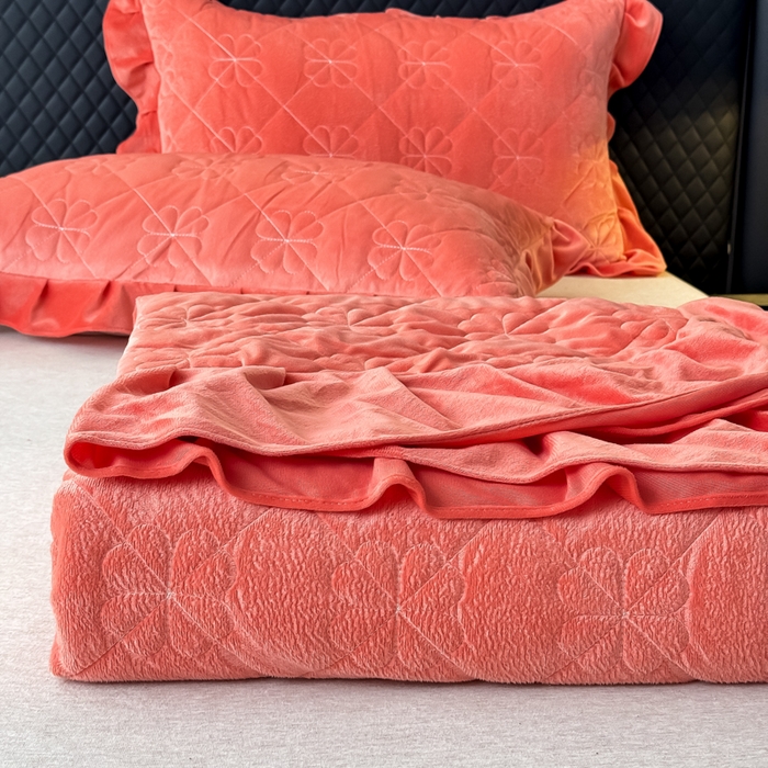 91家纺网 家纺一手货源 找家纺 鑫利来家纺 2025新款高克重水晶绒夹棉床盖三件套-四叶草系列 四叶草-暖桔